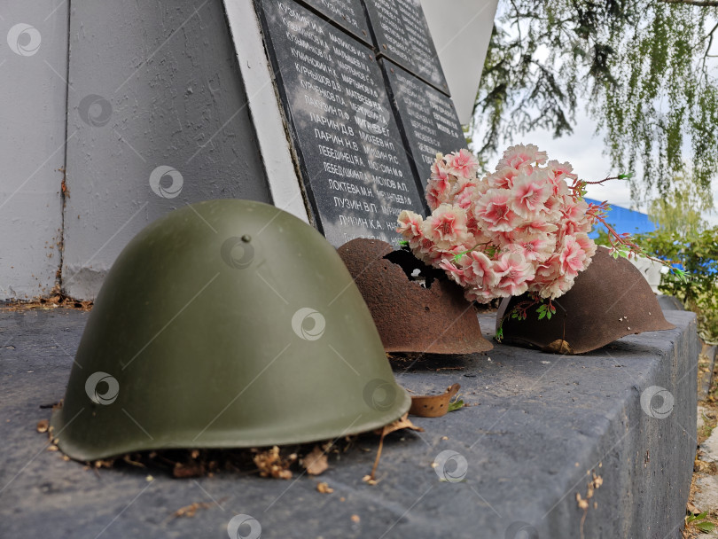 Скачать Мемориал "Работникам фабрики им. С.Г. Лукина, павшим в боях за Родину" Ивантеевка, Россия. Ржавые каски и список погибших работников фабрики фотосток Ozero