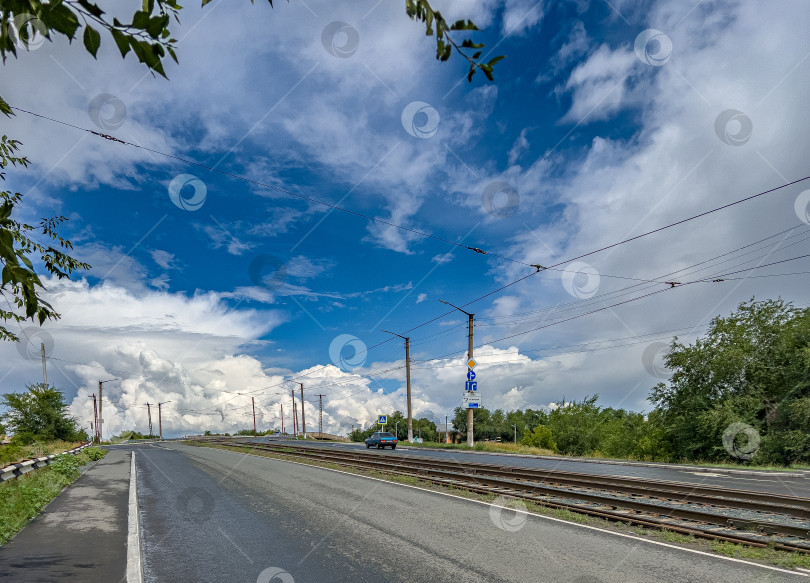 Скачать Городская дорога под голубым небом фотосток Ozero