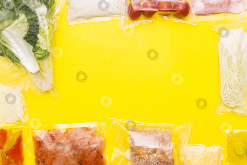 Скачать Руки, держащие пакеты с едой. Набор для доставки еды на ужин на желтом фоне. фотосток Ozero