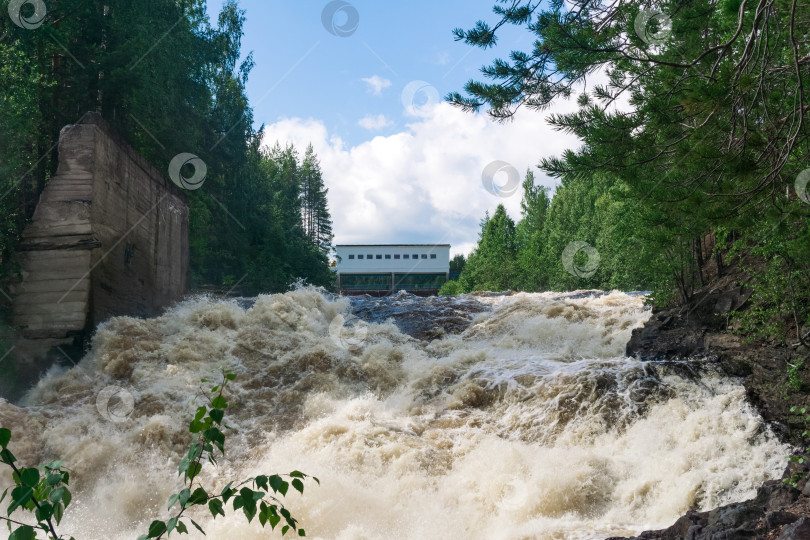 Скачать водопад во время открытия шлюзов для холостого сброса воды на небольшой гидроэлектростанции фотосток Ozero