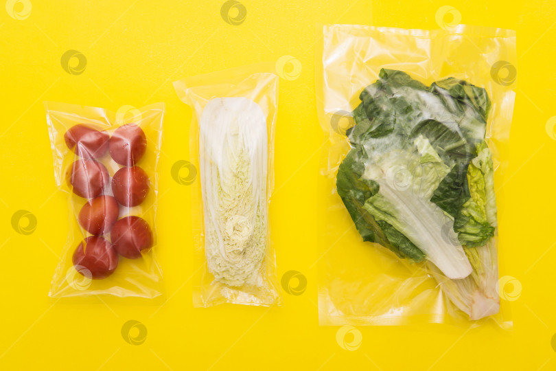 Скачать Салатный набор для ужина: листья салата, помидоры, пекинская капуста, набор для подачи блюд на ужин на желтом фоне. Я готовлю дома. фотосток Ozero