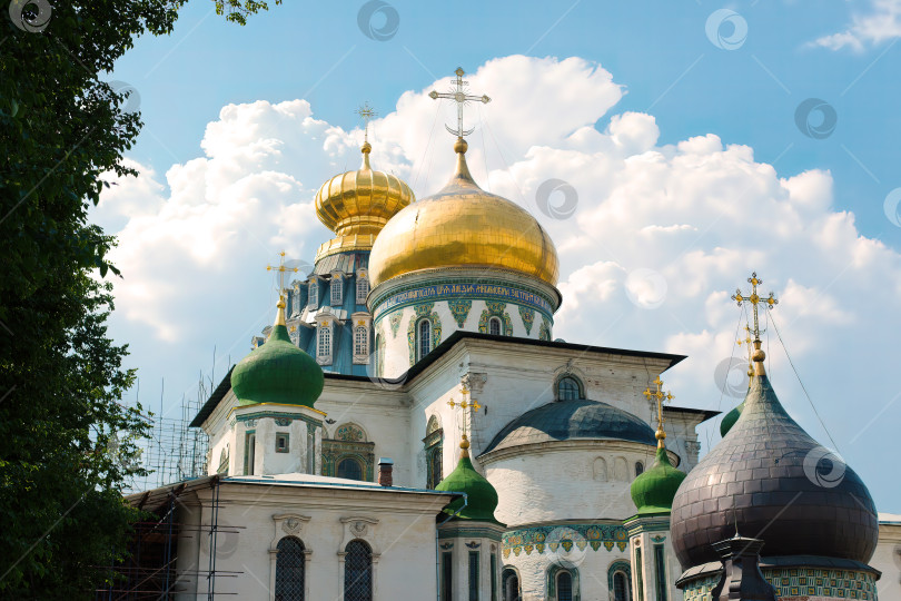 Скачать Купола Воскресенского собора в Новоиерусалимском монастыре города истры. фотосток Ozero