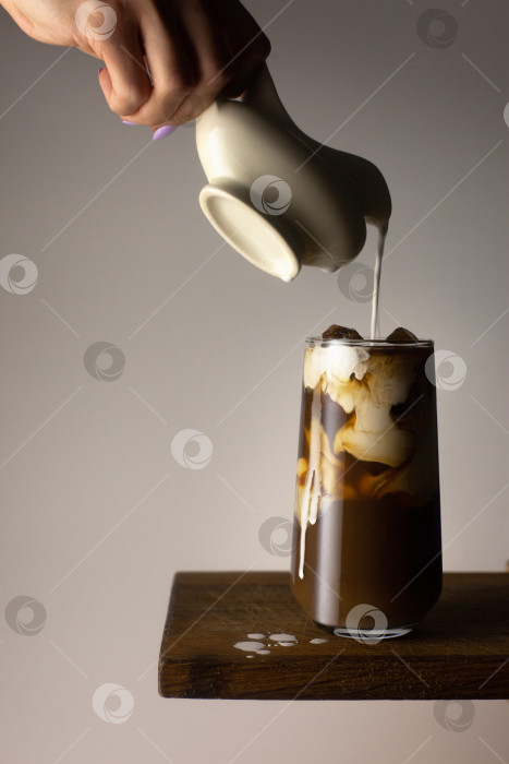 Скачать Лить молоко в кофе фотосток Ozero