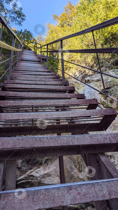 Скачать Старая железная лестница в горах фотосток Ozero