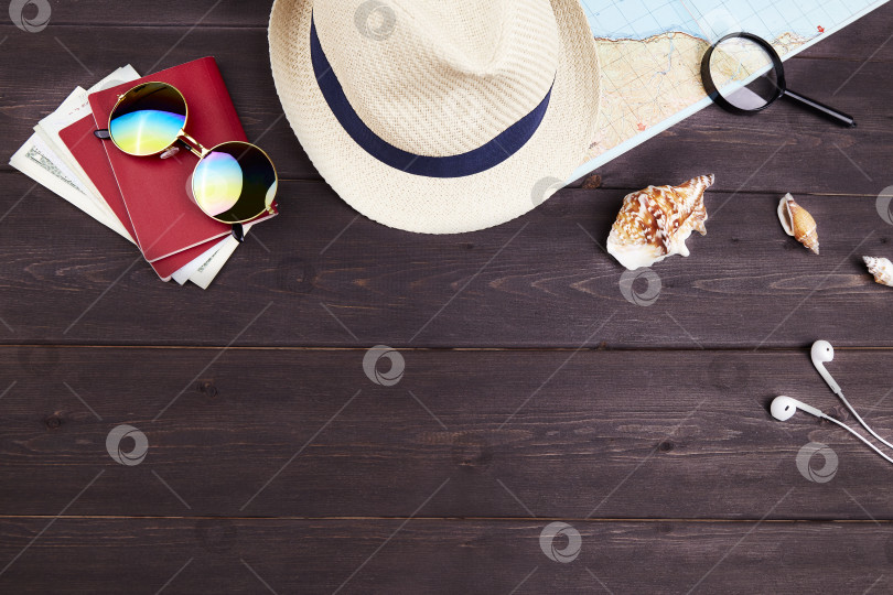 Скачать Аксессуары для путешественников: паспорт, деньги, карточка, шляпа, солнцезащитные очки, наушники, фотосток Ozero