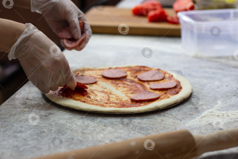 Скачать Приготовление пиццы фотосток Ozero