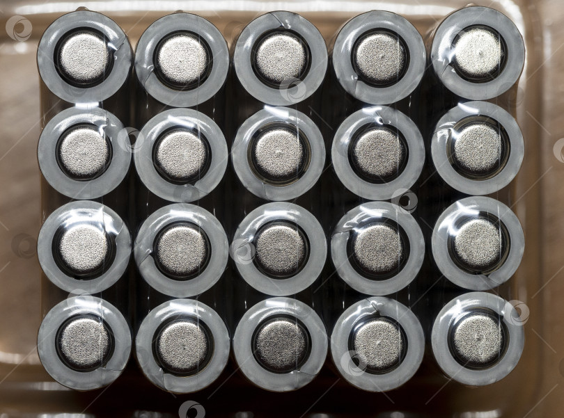 Скачать Гальванические элементы, батарейки расположены рядами в упаковке. Вид сверху. Фон с батарейками для магазина, промышленности, бизнеса. фотосток Ozero