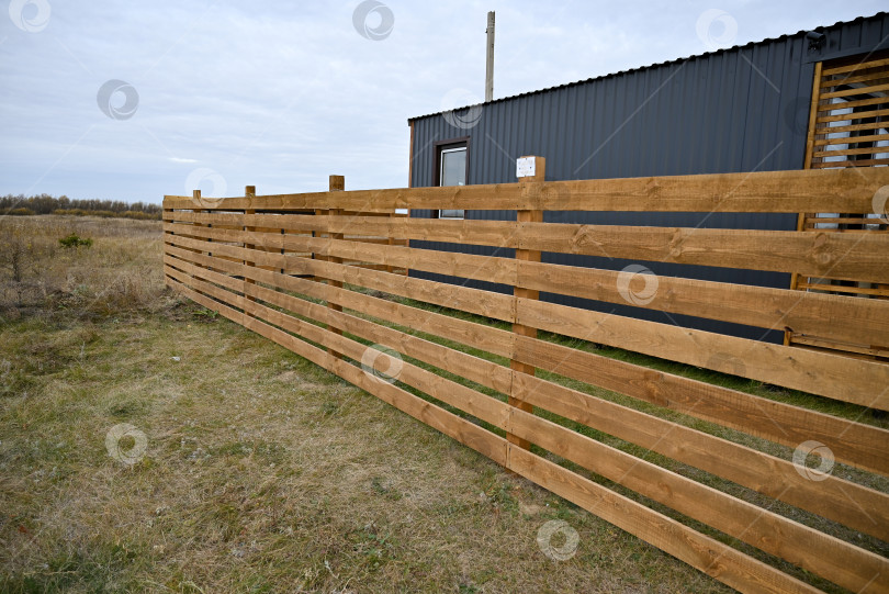 Скачать Вид на деревянный забор. Экологичная защита корпуса. фотосток Ozero