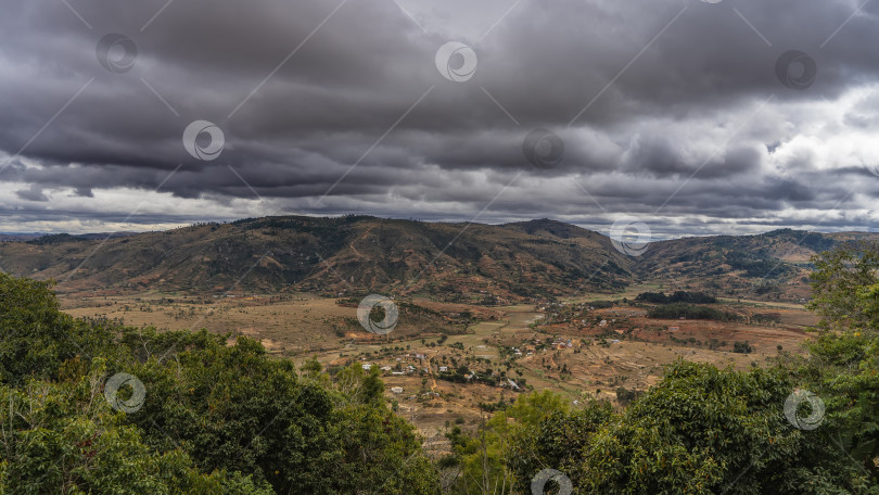 Скачать Мадагаскарский пейзаж с высоты. фотосток Ozero