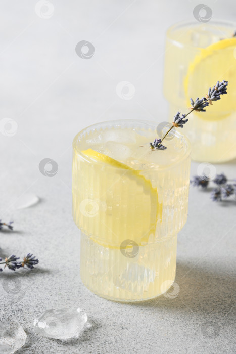 Скачать Игристый летний лавандовый лимонад в бокалах на сером фоне. фотосток Ozero