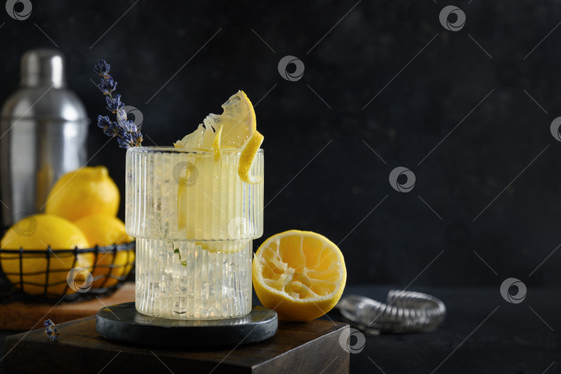 Скачать Летний лавандовый лимонад с лимоном в бокалах для вечеринки. фотосток Ozero