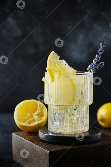 Скачать Свежайший лавандовый лимонад в бокале. Летние напитки. фотосток Ozero