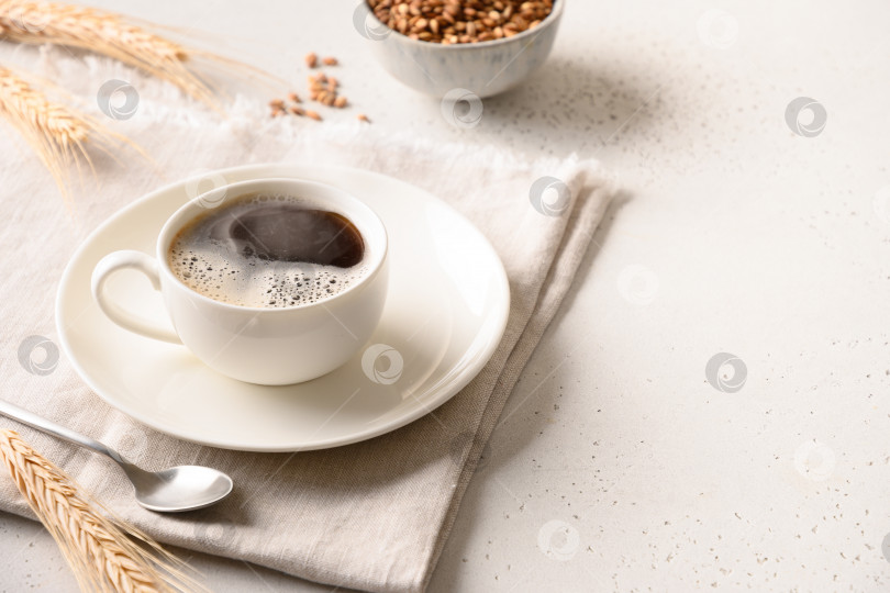 Скачать Ячменный кофе в белой чашке и початки ячменя на белом фоне. фотосток Ozero