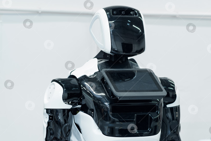 Скачать выключенный человекоподобный робот с интерактивным дисплеем и экраном вместо лица, который может отображать эмоции фотосток Ozero