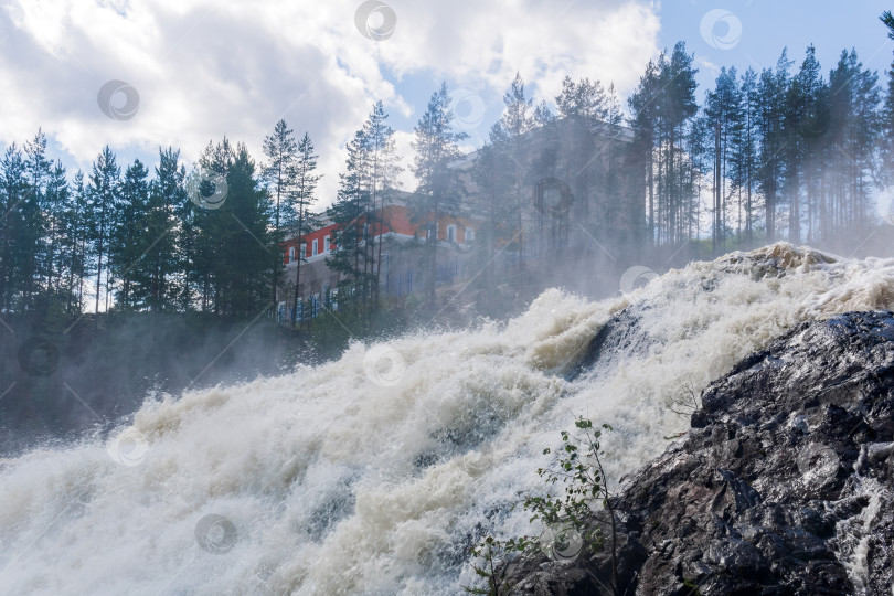 Скачать водопад во время открытия шлюзов для холостого сброса воды на небольшой гидроэлектростанции фотосток Ozero