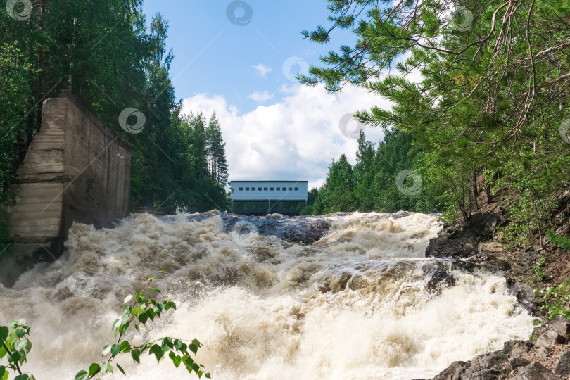 Скачать водопад во время открытия шлюзов для холостого сброса воды на небольшой гидроэлектростанции фотосток Ozero