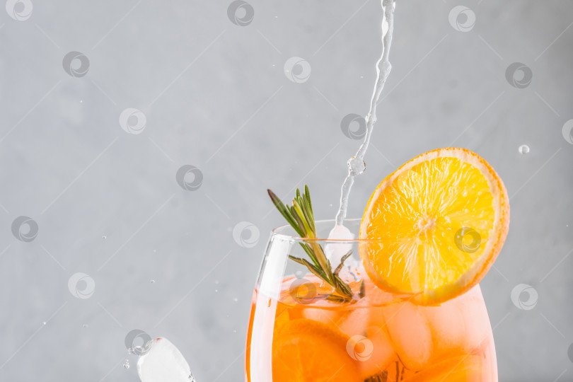 Скачать Классический итальянский легкий коктейль aperol spritz. фотосток Ozero