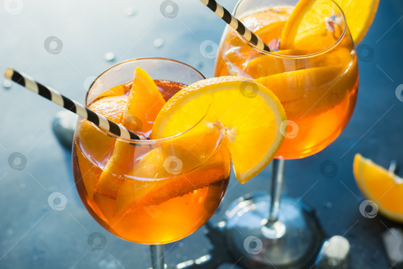 Скачать Классический итальянский коктейль aperol spritz на темном. фотосток Ozero