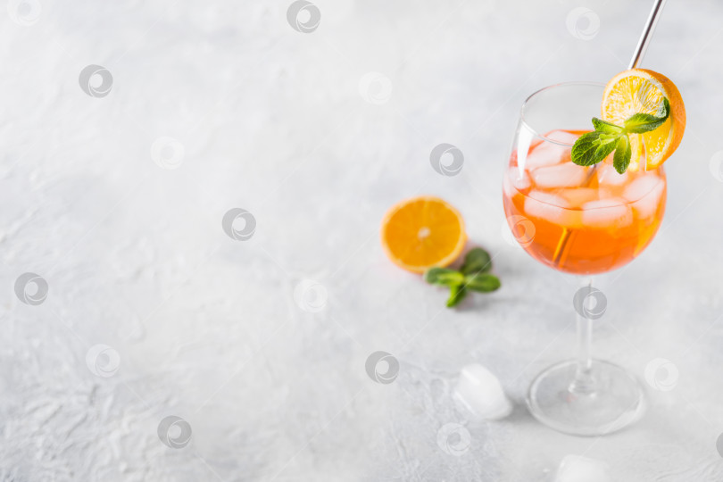 Скачать Классический итальянский легкий коктейль aperol spritz. фотосток Ozero