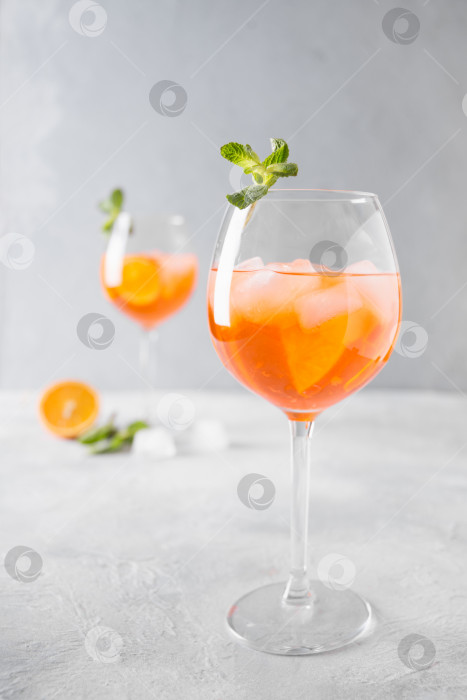 Скачать Классический итальянский легкий коктейль aperol spritz. фотосток Ozero