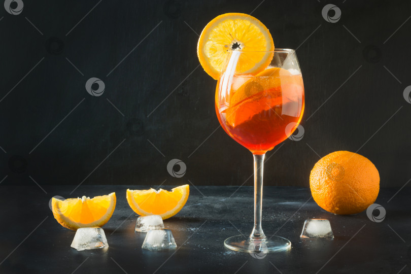 Скачать Классический итальянский коктейль aperol spritz на темном. фотосток Ozero