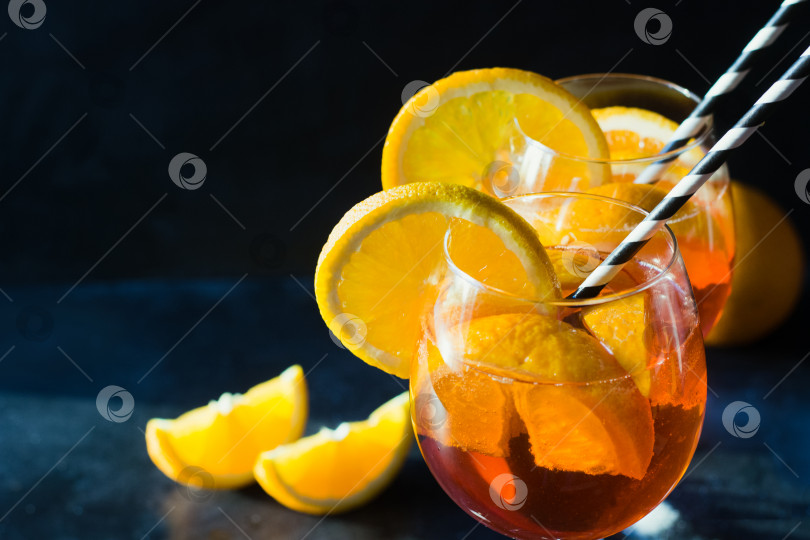 Скачать Классический коктейль aperol spritz в темном бокале. Закрыть. фотосток Ozero