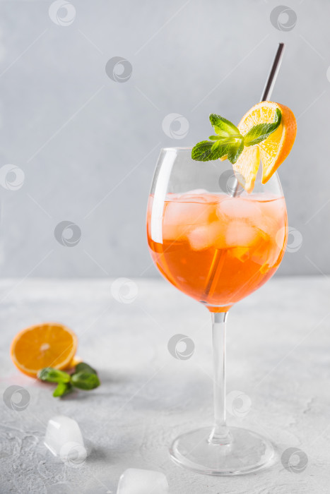 Скачать Классический итальянский легкий коктейль aperol spritz. фотосток Ozero