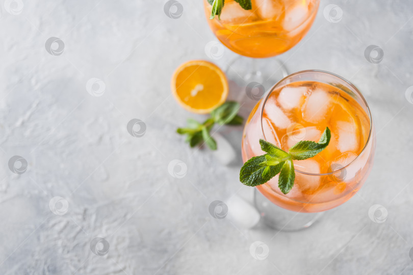 Скачать Классический итальянский легкий коктейль aperol spritz. Закрыть. фотосток Ozero