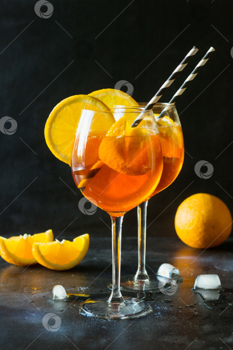 Скачать Классический итальянский коктейль aperol spritz на черном. Закрыть. фотосток Ozero