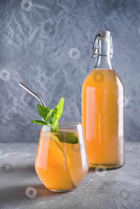 Скачать Чайный гриб полезный и вкусный напиток в бутылке и стакане, украшенный мятой. фотосток Ozero
