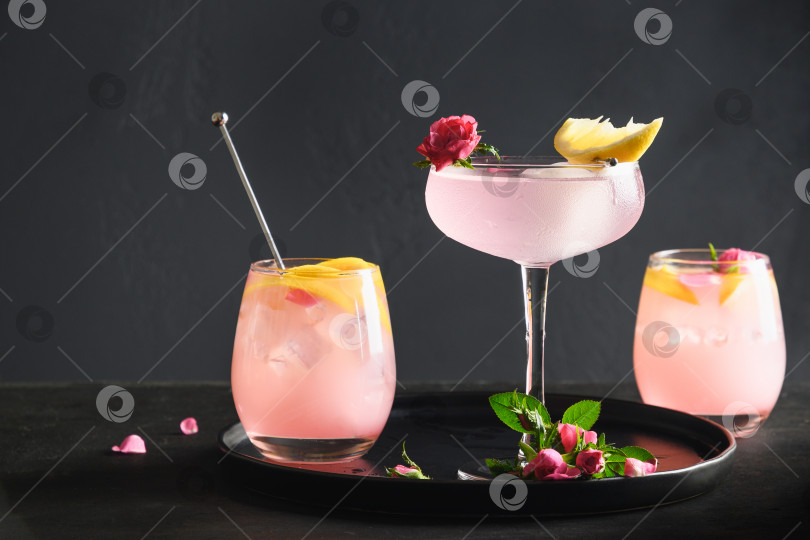 Скачать Освежающий напиток или лимонад с лимоном и розой. фотосток Ozero