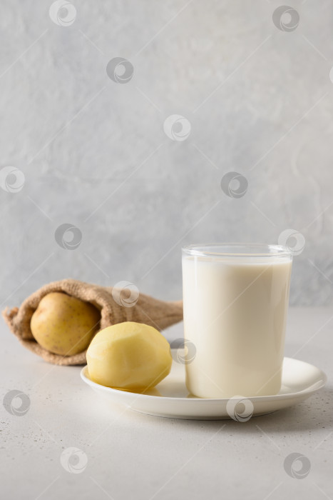 Скачать Веганское картофельное молоко в стакане, заменитель молока на растительной основе. фотосток Ozero