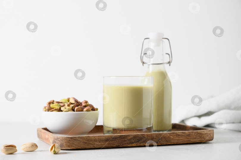 Скачать Фисташковое молоко в стакане, без лактозы. Веганское молоко на растительной основе. фотосток Ozero