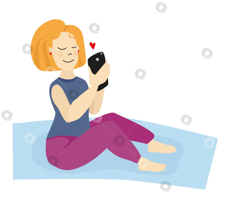 Скачать Девушка со светлыми волосами на коврике для йоги смотрит на свой телефон и получает любовное сообщение фотосток Ozero