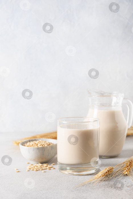 Скачать Веганское ячменное молоко на растительной основе на светлом фоне. фотосток Ozero