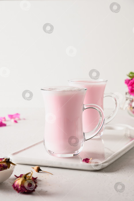Скачать Розовое лунное молоко в бокалах на белом фоне. Закрыть фотосток Ozero