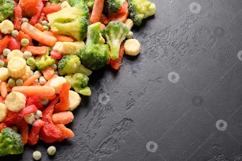 Скачать Бордюр из замороженных овощей на белом фоне. Место для текста. фотосток Ozero