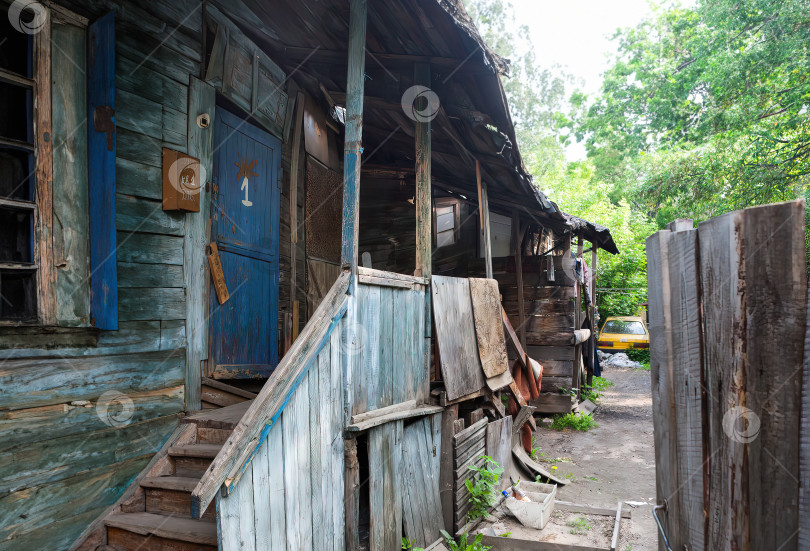 Скачать Дом и двор в провинциальном городе. фотосток Ozero