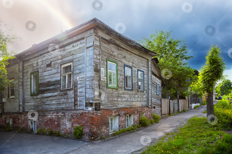 Скачать Старый дом в провинциальном городе. фотосток Ozero