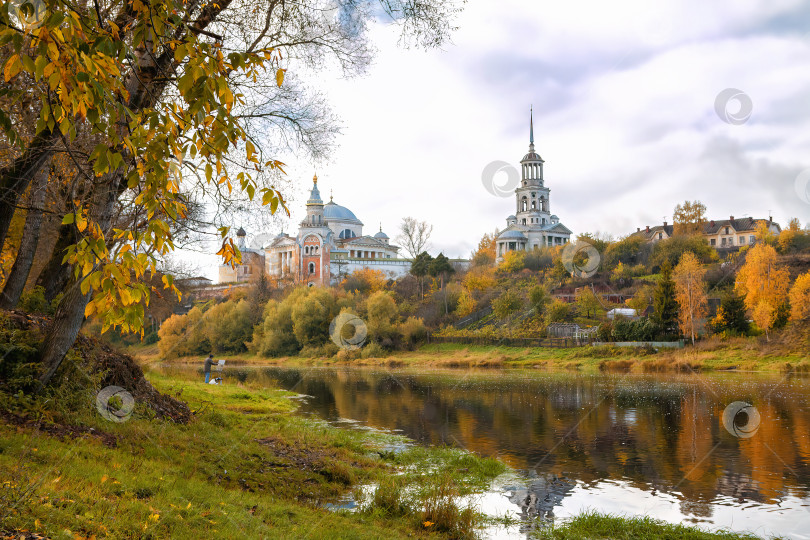 Скачать Река Тверца и Борисоглебский монастырь в городе Торжок фотосток Ozero