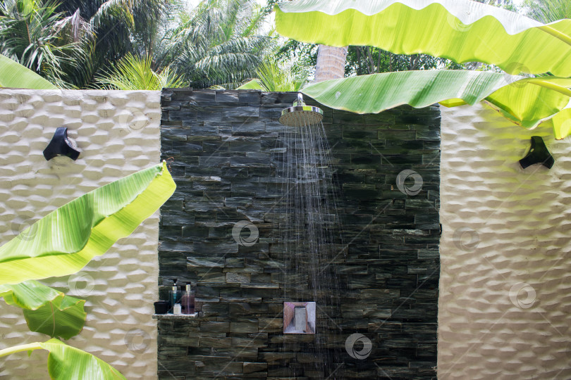 Скачать Потрясающий душ на открытом воздухе рядом с океаном в курортном отеле на экзотическом тропическом острове.  Мальдивы. Райское место для отдыха. Туризм, путешествия. фотосток Ozero