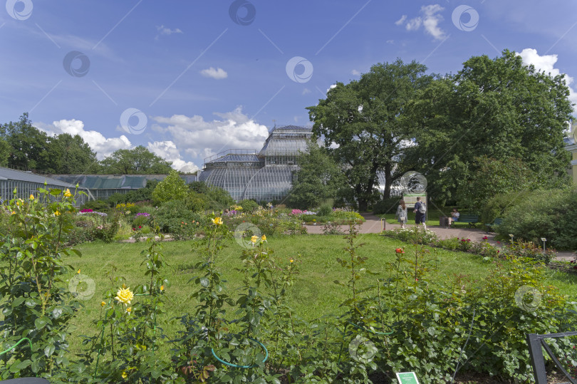 Скачать Большой цветник перед оранжереями в ботаническом саду. фотосток Ozero