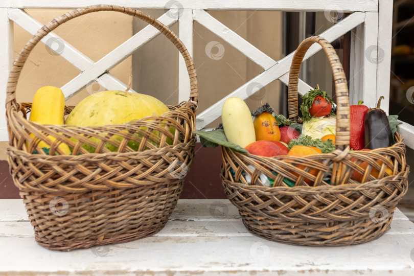 Скачать пучок свежих собранных овощей в корзинке wicked фотосток Ozero