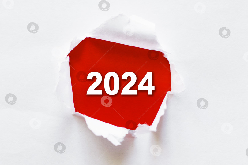 Скачать Видение Нового года на 2024 год, написанное на разорванной бумаге. Разорванная бумага с номером 2024 фотосток Ozero