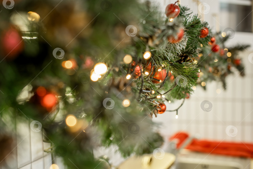 Скачать Рождественский фон с украшениями и размытыми огнями на обороте. Избирательный фокус фотосток Ozero