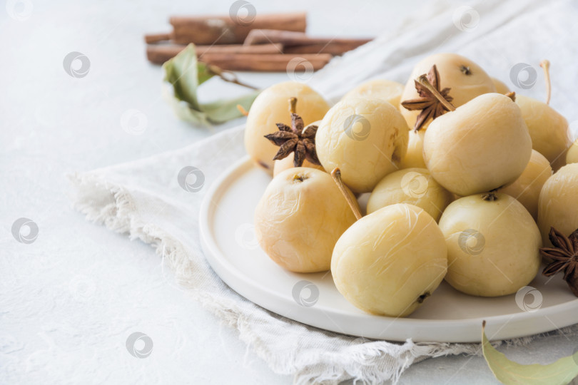 Скачать Маринованные яблоки в тарелке. Осенний урожай. Настоящая русская кухня. фотосток Ozero