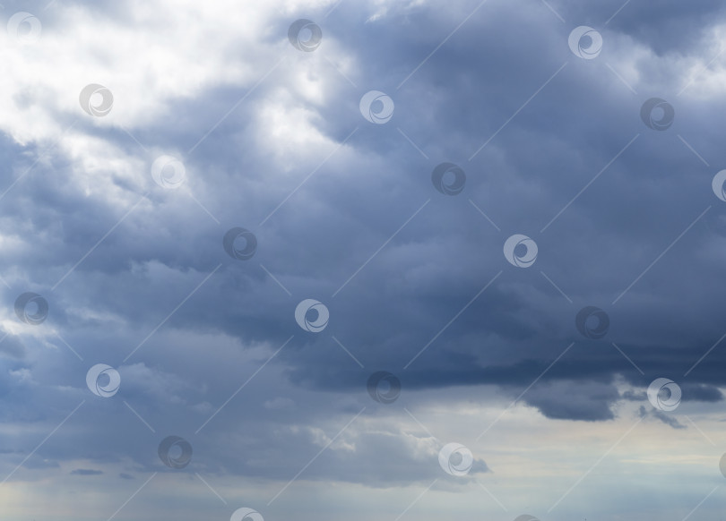 Скачать На голубом небе образуются облака, прежде чем превратиться в темные дождливые тучи фотосток Ozero