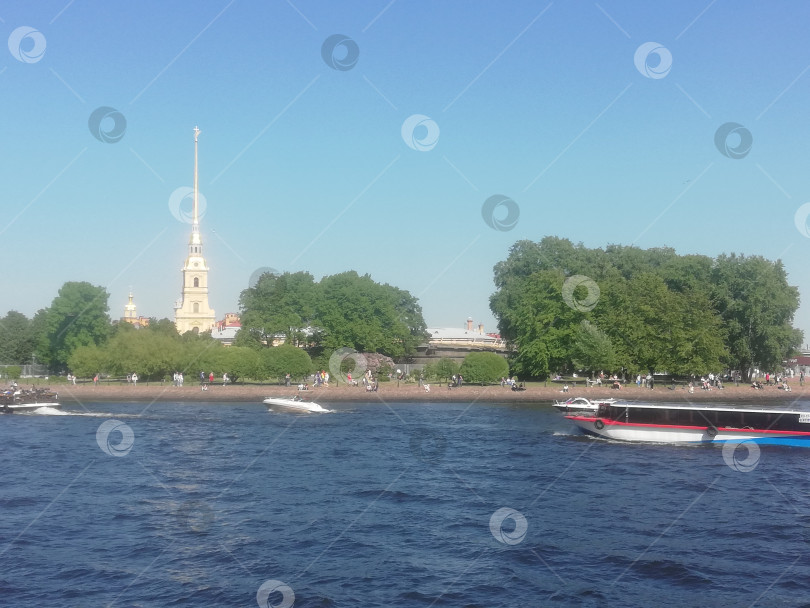 Скачать Санкт-Петербург, Россия - 06.11.2023: Вид на Заячий остров и Петропавловскую крепость летом фотосток Ozero