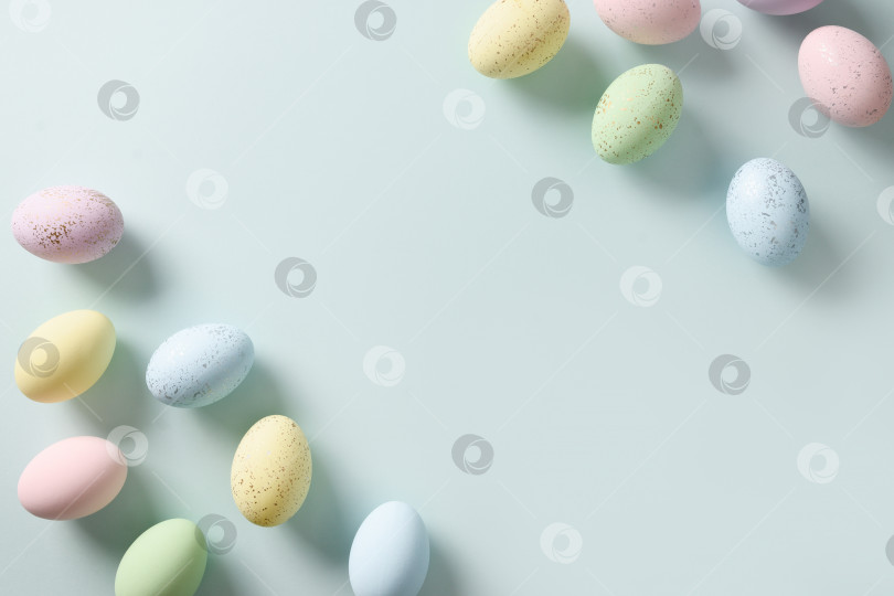 Скачать Пасхальный узор с пастельными яйцами на голубом фоне. фотосток Ozero