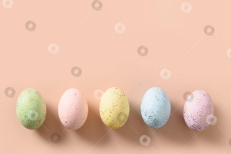Скачать Разноцветные яйца пастельных тонов. Поздравительная открытка с Пасхой с пробелом для копирования. фотосток Ozero